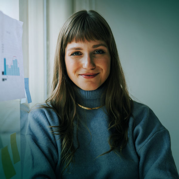 Nainen katsomassa kameraa kohti