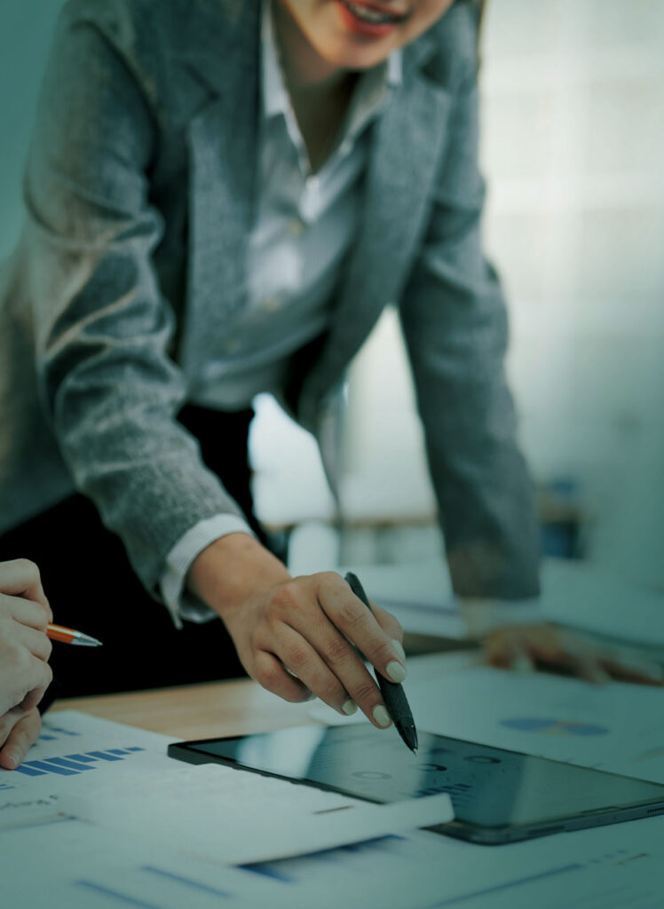 en kvinna pekar på en surfplatta med sin penna