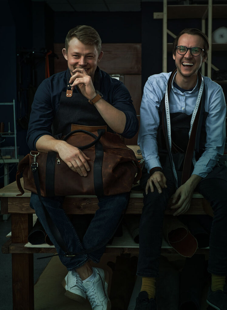 två män sitter sida vid sida